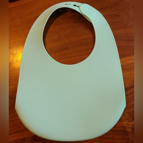 Nuby silicone bibs - Picture 4 of 9